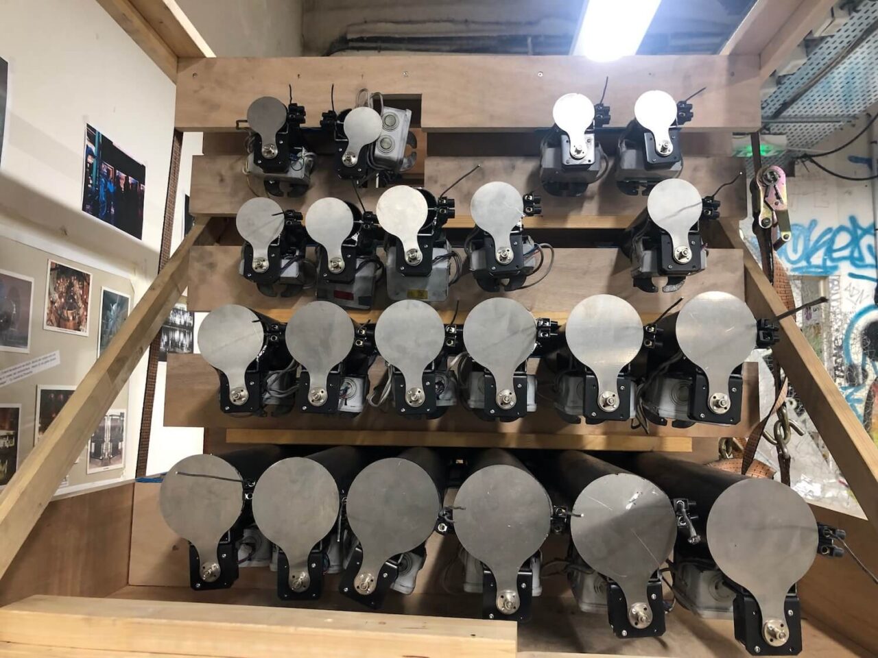 Photo montrant des extrémités de tuyaux fermés par des disques brillants et enserrés dans des structures en bois